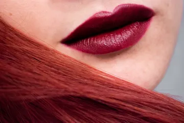 Kao stvoreni za zimske dane: Našli smo 11 tamnih ruževa u našim drogerijama, evo koliko koštaju