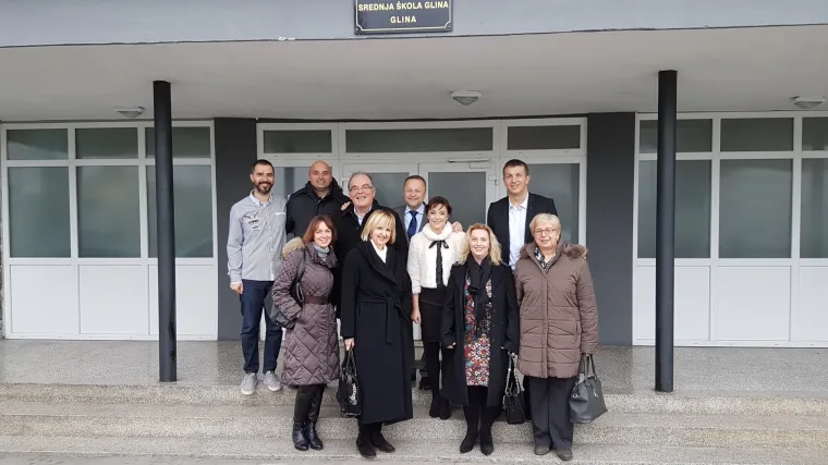 Rotary klub Zagreb Centar svečano predao donaciju opreme za Srednju &scaron;kolu Glina