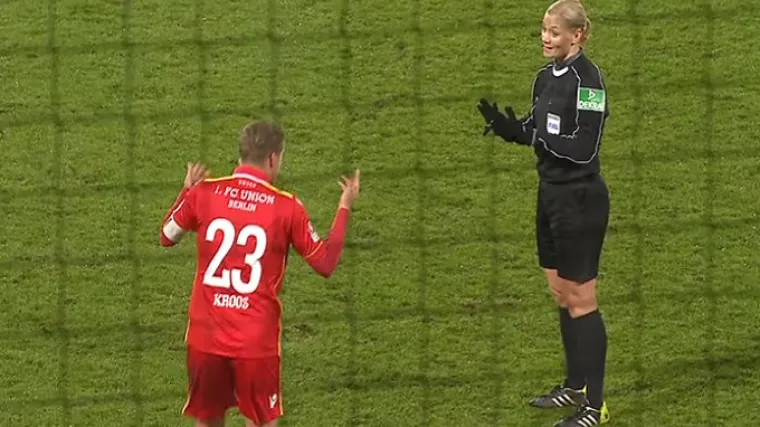 Igrači su je pipali, Guardiola urlao na nju, a sad je asistirala za gol