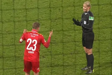 Igrači su je pipali, Guardiola urlao na nju, a sad je asistirala za gol