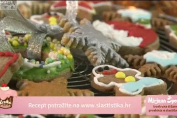 Naša Mirjana pripremila je ukusne keksiće uz pomoć tri jednako slatka asistenta