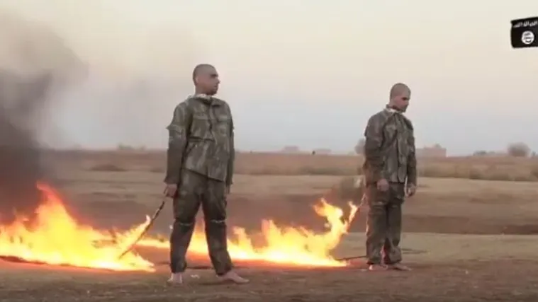 ISIL objavio novu jezivu snimku: dva turska vojnika izvukli iz kaveza i žive ih zapalili