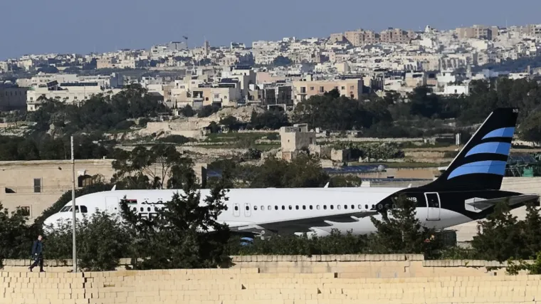 Iz otetog libijskog zrakoplova pu&scaron;teni svi putnici, ali otmičari odbijaju pustiti članove posade