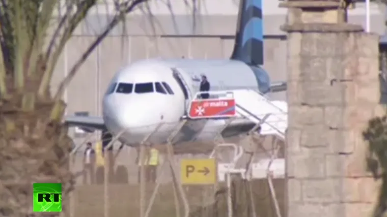 Oslobođeni su svi putnici iz otetog aviona, predali se i otmičari