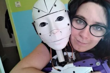 'Zaljubljena sam u robota, udat ću se za njega! Strojevi me seksualno privlače već godinama, ali to nije uopće čudno'