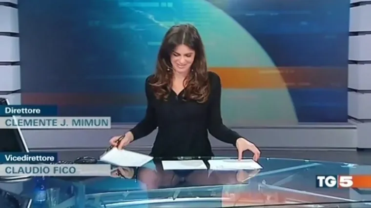 Voditeljica vijesti zaboravila da sjedi za staklenim stolom