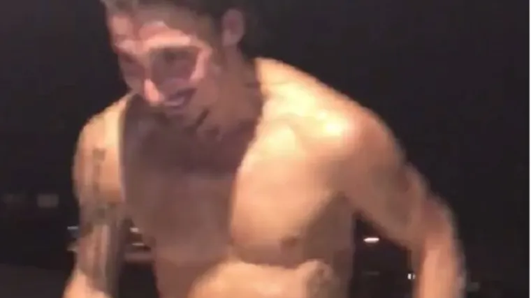 Ponajbolji svjetski nogometa&scaron; valja se i polugol na snijegu radi trbu&scaron;njake