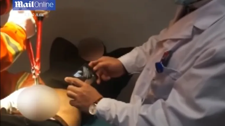 Vatrogasac kliještima oslobađa zaglavljeni penis