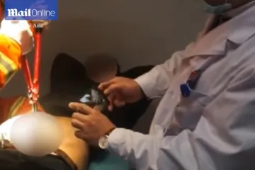 Vatrogasac kliještima oslobađa zaglavljeni penis