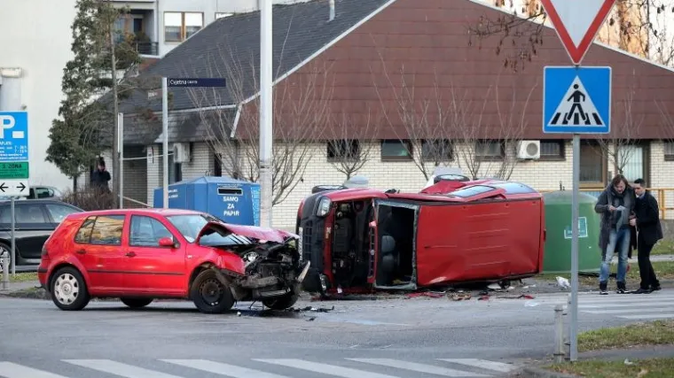 Od siline udarca jedan automobil zavr&scaron;io na boku