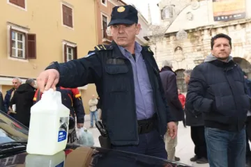 DRAMA U CENTRU ZADRA: Dovezao svoj automobil, donio kanistar benzina i prijetio da će se zapaliti