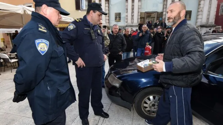'Zapalit ću se! Dužan sam, ali i meni duguju'