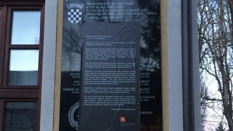 Privedeni predstavnici Inicijative koji su prelijepili ploču HOS-a: 'Moguće je da nas se tereti za kazneno djelo'