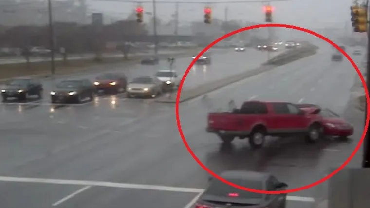 Pogledajte video i naučite zašto baš nikada ne smijete prolaziti kroz crveno