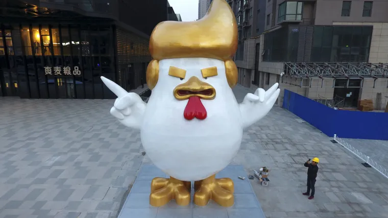 Ova kineska skulptura pijetla isti je Donald Trump