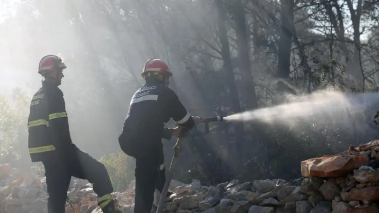 Vatrogasci gasili cijelu noć na -7 stupnjeva Celzijevih, i dalje gori prema Kninu