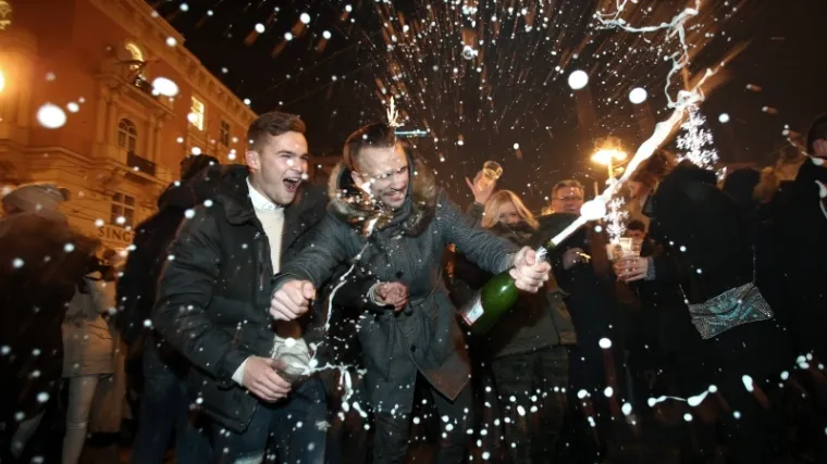 Nova godina dočekana na trgovima diljem Hrvatske: građani u velikom broju slavili na otvorenom