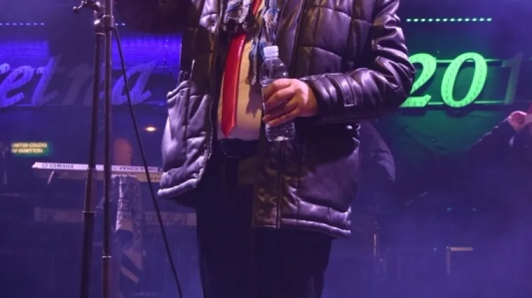 Novu godinu dočekao s bocom vode i flasterom na glavi