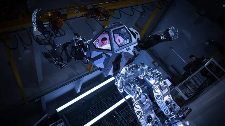 Divovski robot, koji izgleda kao da je ispao iz filma, napravio prve korake