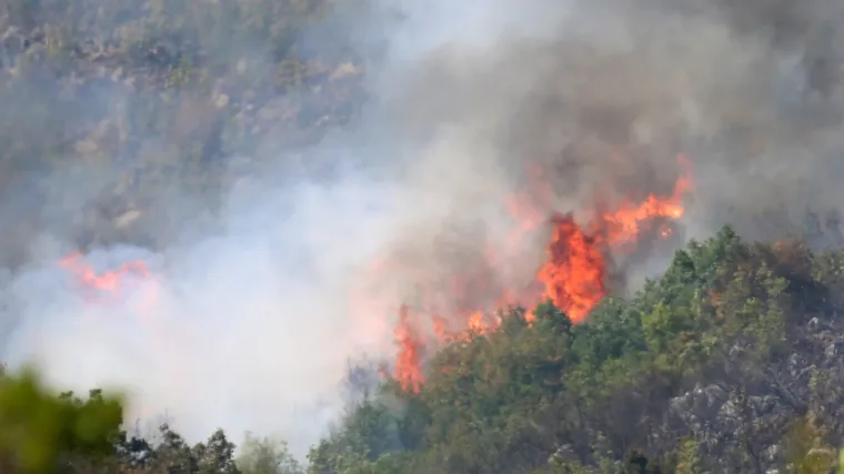 Požar u Žrnovnici: vatrogasci spremni braniti kuće, vjetar razbuktava vatru, kanaderi nemoćni zbog mina