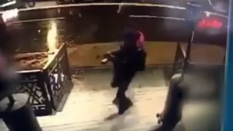 Nova snimka napada u Istanbulu: napadač pucao na ulici ispred noćnog kluba i gađao automobile