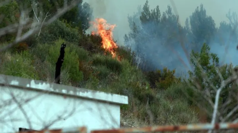 Kuće trenutno nisu ugrožene, kanaderi ne mogu gasiti vatru zbog mina, čuju se eksplozije!