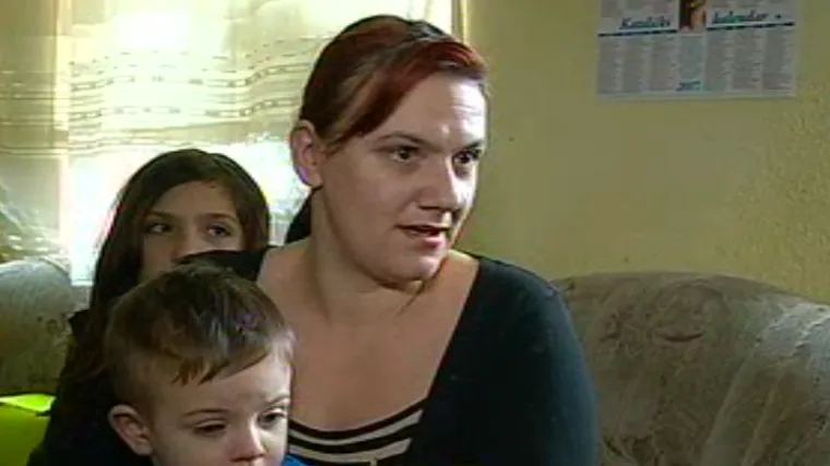 Obitelj s četvero djece iz Gračaca treba pomoć: uskoro bi im se mogao uni&scaron;titi krov derutnog stana