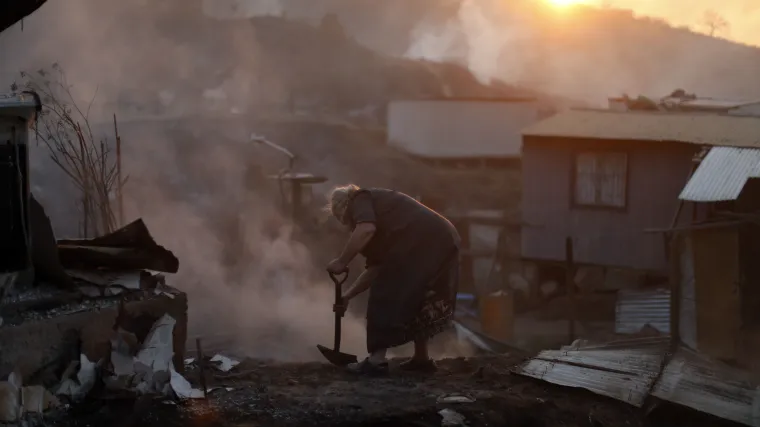 Najmanje stotinu kuća izgorjelo u požaru u čileanskom Valparaisu, evakuirano oko 400 ljudi
