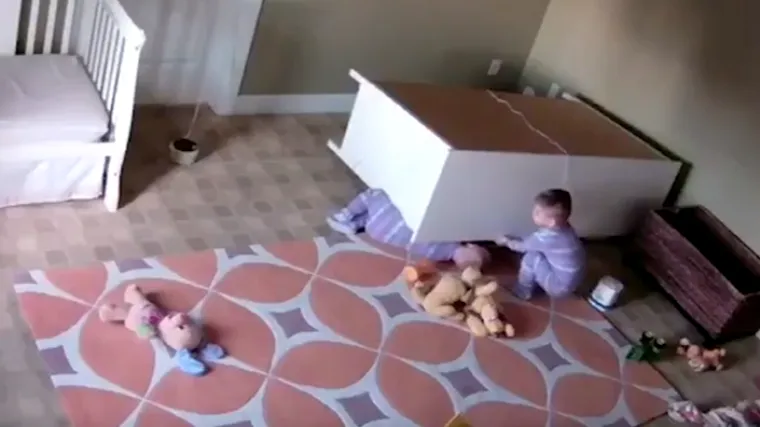 Nisu svi superjunaci veliki i jaki: dvogodi&scaron;njak spasio brata blizanca nakon &scaron;to je komoda pala na njega