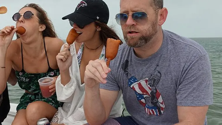 Nagurala ga u usta iz navike kao da je nešto sasvim drugo