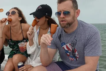 Nagurala ga u usta iz navike kao da je nešto sasvim drugo