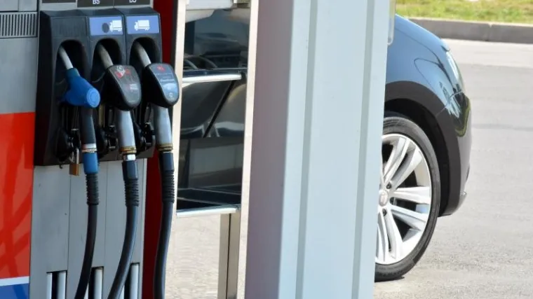 Ispred benzinskih crpki stvaraju se redovi kupaca