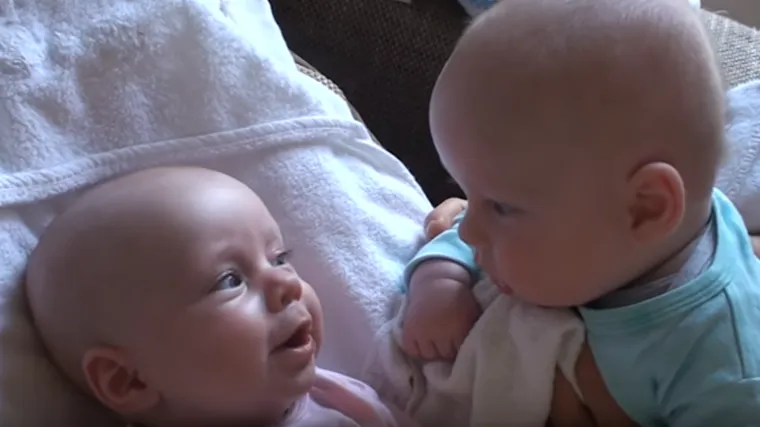 Uljep&scaron;at će vam dan: preslatki blizanci imaju ozbiljne, tajne razgovore