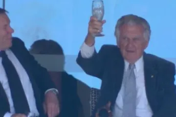 'Legenda ispijanja pivi': bivši australski premijer tradicionalno 'eksao' čašu pive, cijeli stadion se oduševio