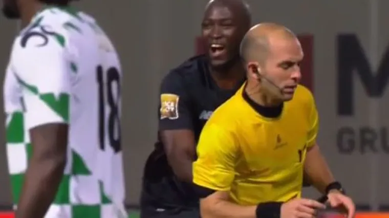 Udario je igrača i onda ga na čuđenje svih - isključio