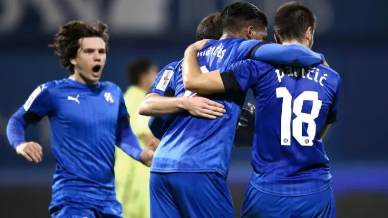 Stigla ponuda za braniča, Modre napušta i čileanski napadač?