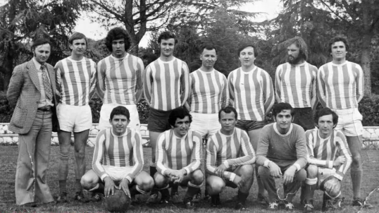 Prepoznajete li na ovoj fotografiji biv&scaron;eg premijera Sanadera? Ima ludu frizuru...