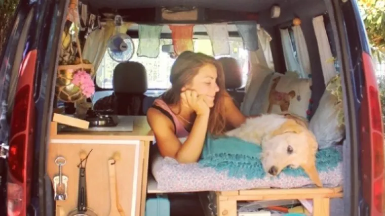Žena sama preuredila kombi kako bi mogla sa svojim psom putovati svijetom