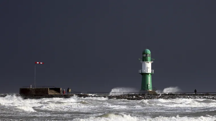 Nevrijeme u Europi: na sjeveru neviđeno visoka plima, snijeg,  poplave i  temperature do - 40 C