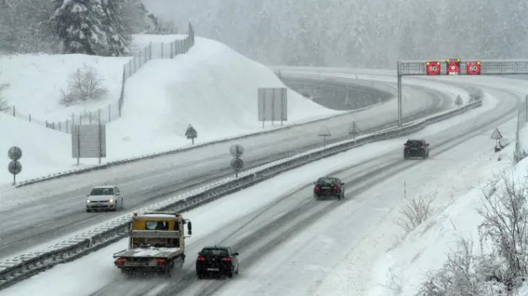 Zbog snijega i niskih temeratura u većem dijelu zemlje promet teče otežano