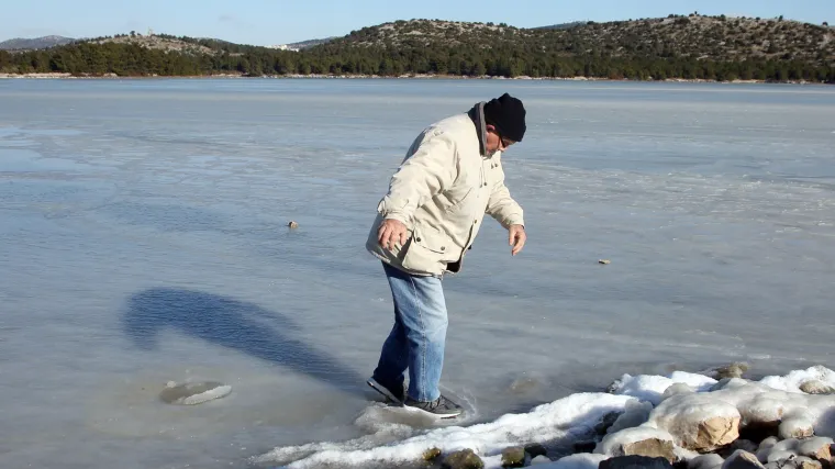 U Makarskoj najhladniji dan u zadnjih 26 godina, more u uvali Zablaće potpuno se zaledilo