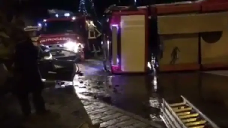 Prevrnuo se vatrogasni kamion, a automobil je potpuno uni&scaron;ten