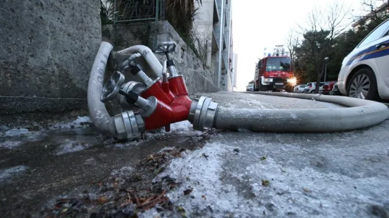 Čak 20 vatrogasaca gasilo kuću u plamenu, voda im se smrzavala!