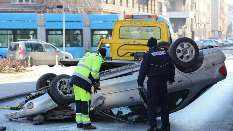 Od siline udarca jedan automobil zavr&scaron;io na krovu