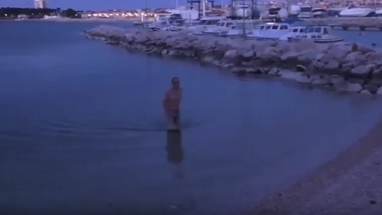 Ne smetaju mu ni veliki minusi: Vodičanin se okupao u moru unatoč buri i hladnoći