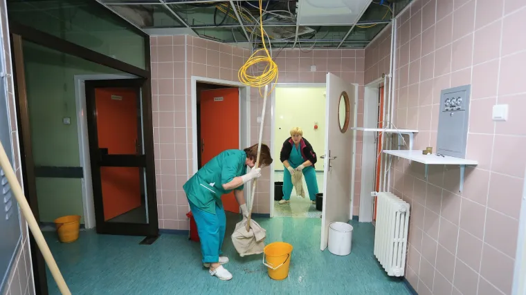 Milijunska &scaron;teta: u osječkom Zavodu za oftamologiju zbog puknuća cijevi o&scaron;tećeni medicinski uređaji