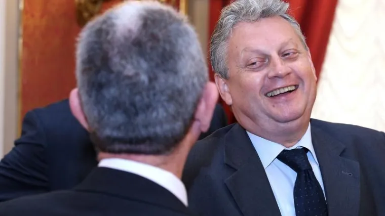 Evo na &scaron;to je sve biv&scaron;i ministar peglao službene kartice