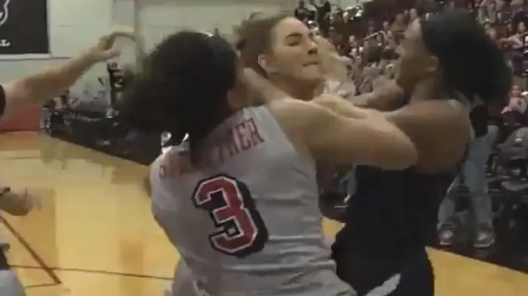 Pomahnitale ko&scaron;arka&scaron;ice se mlatile &scaron;akama, jedva su ih razdvojili