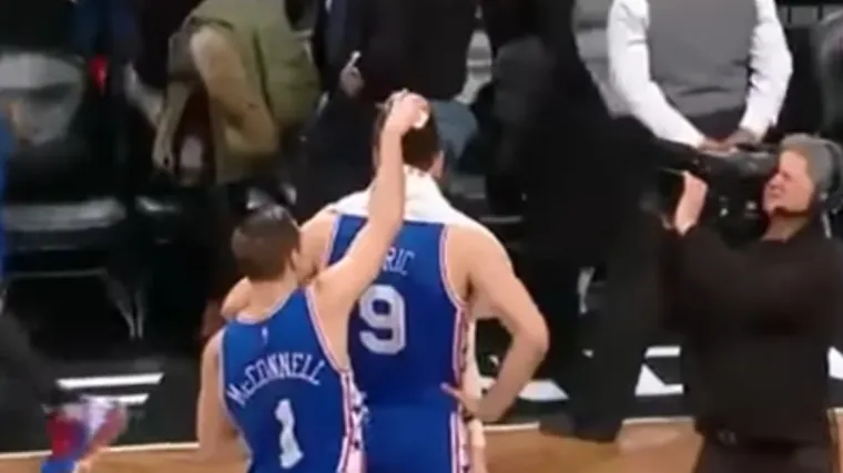 Incident na kraju utakmice: Suigrač polio &Scaron;arića, hrvatski ko&scaron;arka&scaron; psovao u prijenosu