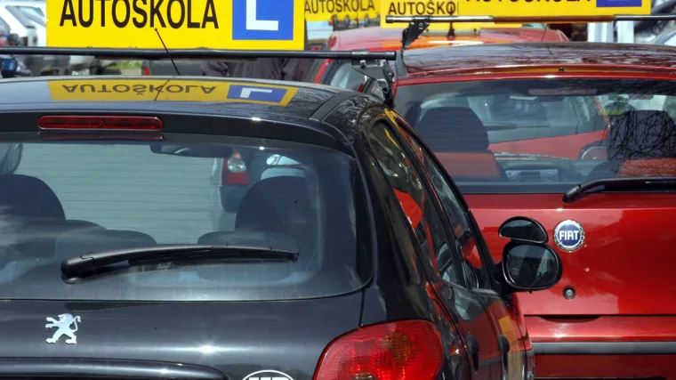 Auto &scaron;kole uskoro jo&scaron; jeftinije - država ukida minimalnu cijenu vozačkog tečaja
